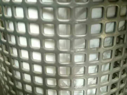 方孔冲孔网材料：不锈钢板、低碳钢板、镀锌板、PVC板、冷轧卷等。方孔冲孔网孔型：方孔方孔冲孔网的一般规格：（特殊规格特殊定做）1.卷板厚度0.2mm-1mm，长度20m2.孔径0.8mm-1mm3.张